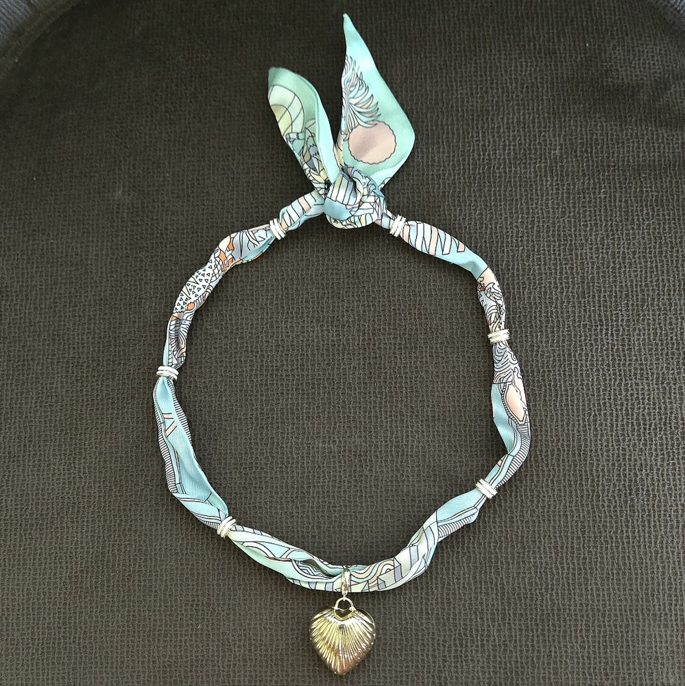 Gemelli👭 Scarf Necklace with Scalloped Gold Heart💛 Pendant - NWT - Picture 3 of 16